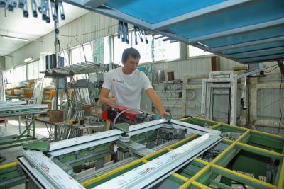 В городе Луганск на завод по изготовлению металлопластиковых окон и дверей требуются работники: <br 
