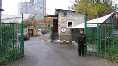 В Луганск! Требуется охранник на стоянку. Предпочтение женщинам и мужчинам пенсионного возраста. <br