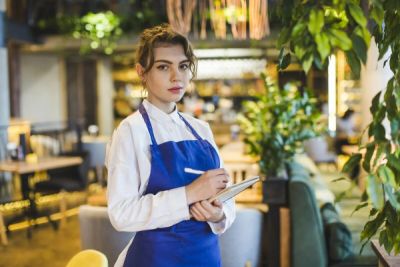 Для работы официантом в кафе в центре города требуются девушки старше 25 лет