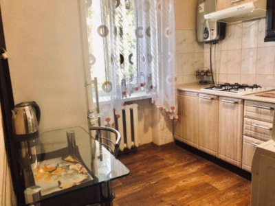 Сдаю посуточно 2-х комнатную евроквартиру в центре Луганска с мебелью и бытовыми приборами (холодильник, утюг, гладильная доска, фен