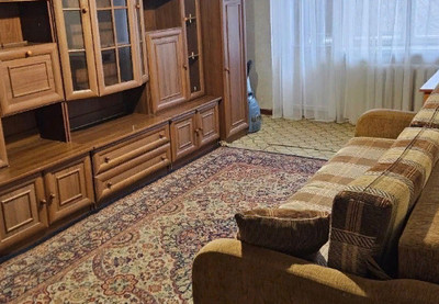 Сдам 2 комнатную квартиру район Донбасса 2/5 этаж, в жилом состоянии.C мебелью и техникой