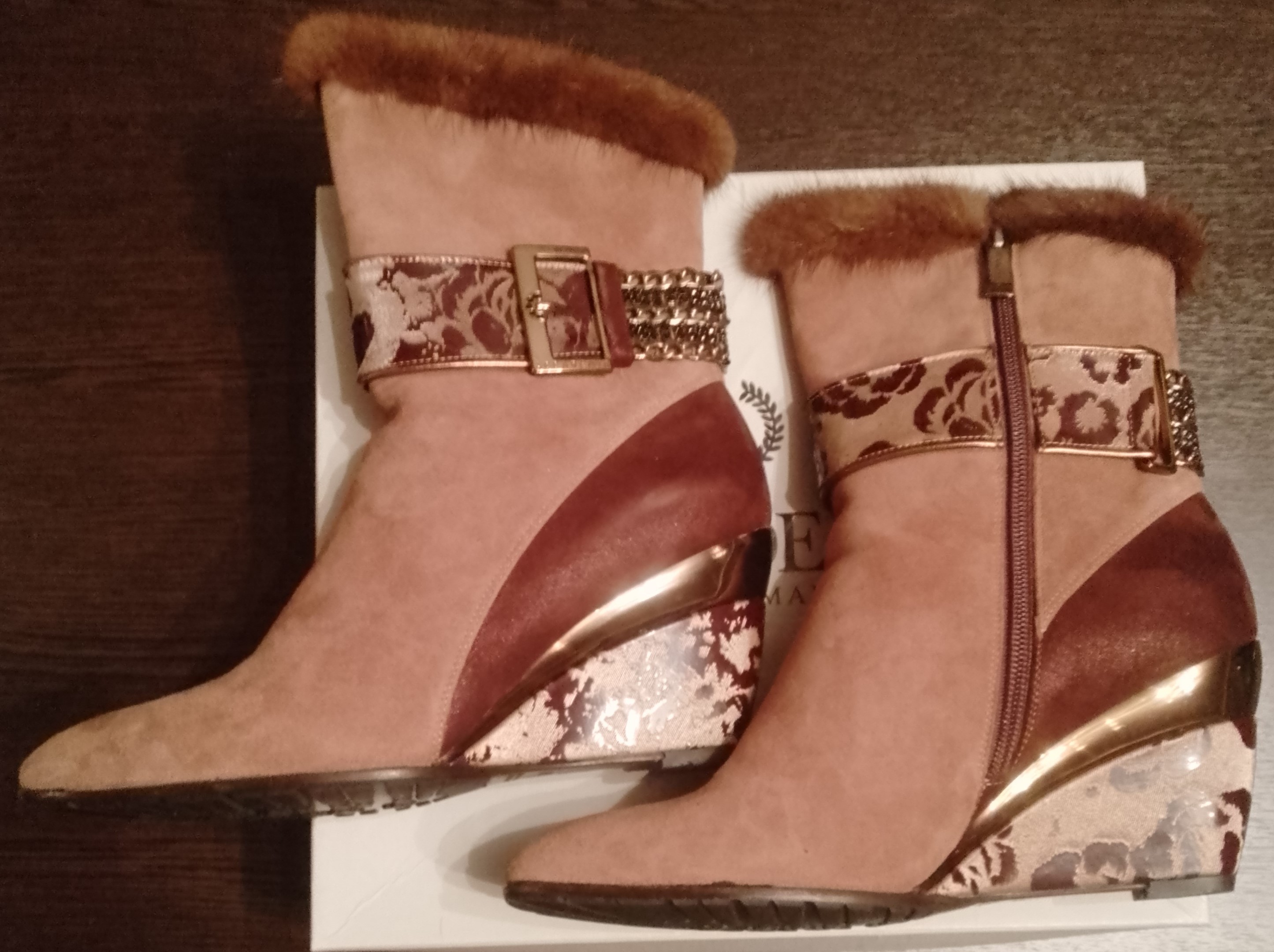 Продаются женские полусапожки на танкетке из натуральной замши, оторочены норкой. Утепленные овчиной