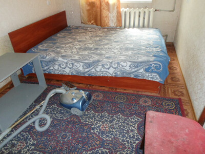 <p>Сдам долгосрочно 2 комнатную квартиру в Луганске кв. Ватутина-напротив университета им. Даля. Ест