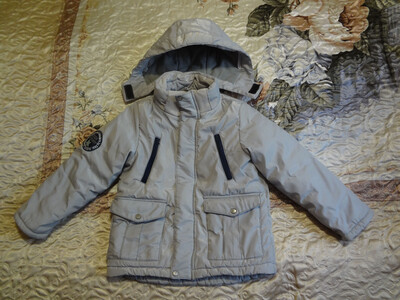 Продам теплую детскую куртку с капюшоном (капюшон отстегивается) на мальчика 5-6 лет, рост 116 см, б
