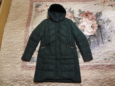 Куртка зимняя женская удлиненная Продам куртку женскую зимнюю стеганую удлиненную с капюшоном в хорошем состоянии. Теплая, легкая, ра