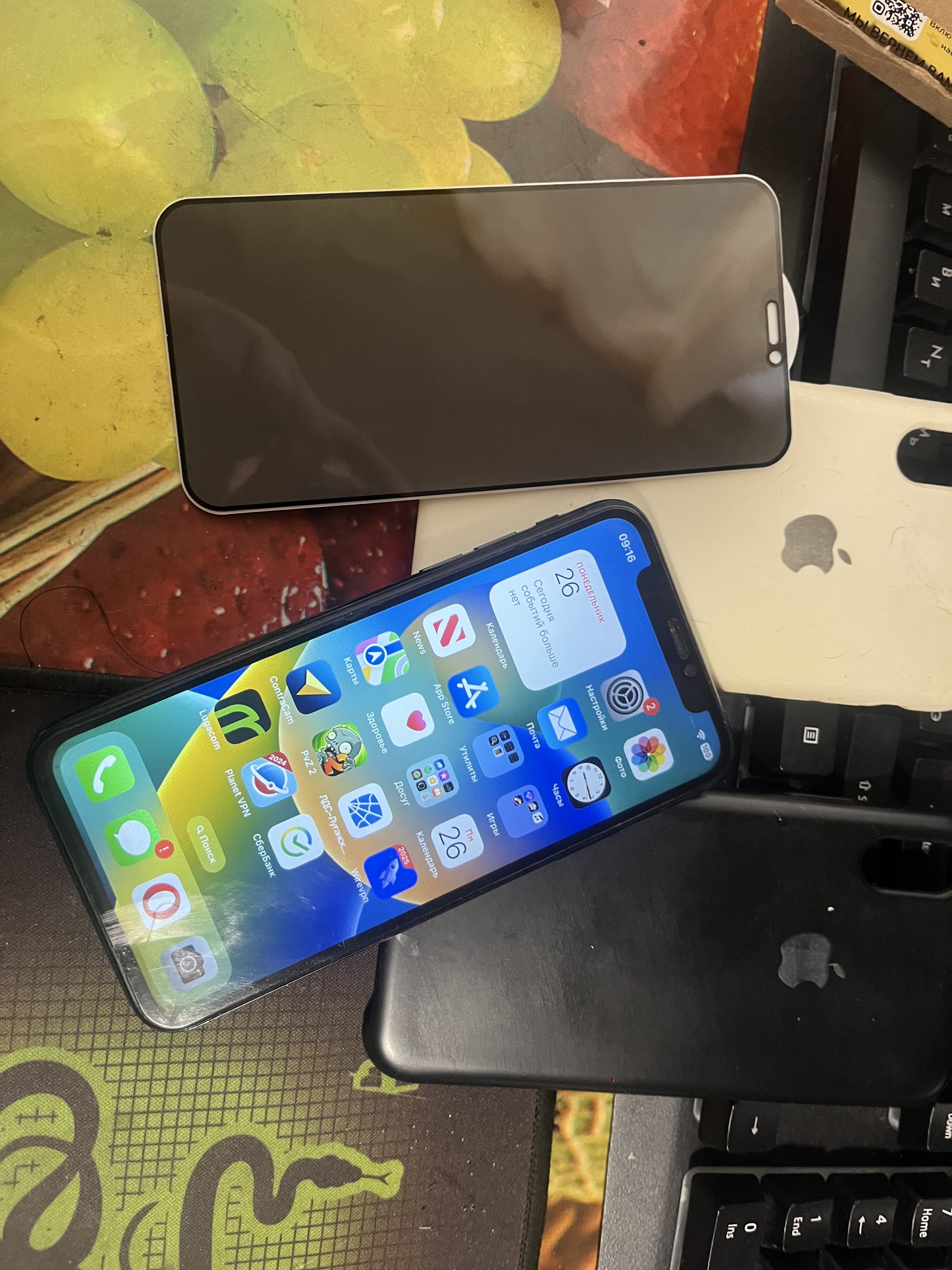 Продам IPhone X на 64 гига. Емкость аккумулятора 77%. По комплектации: сам телефон, 2 шехла , новое 