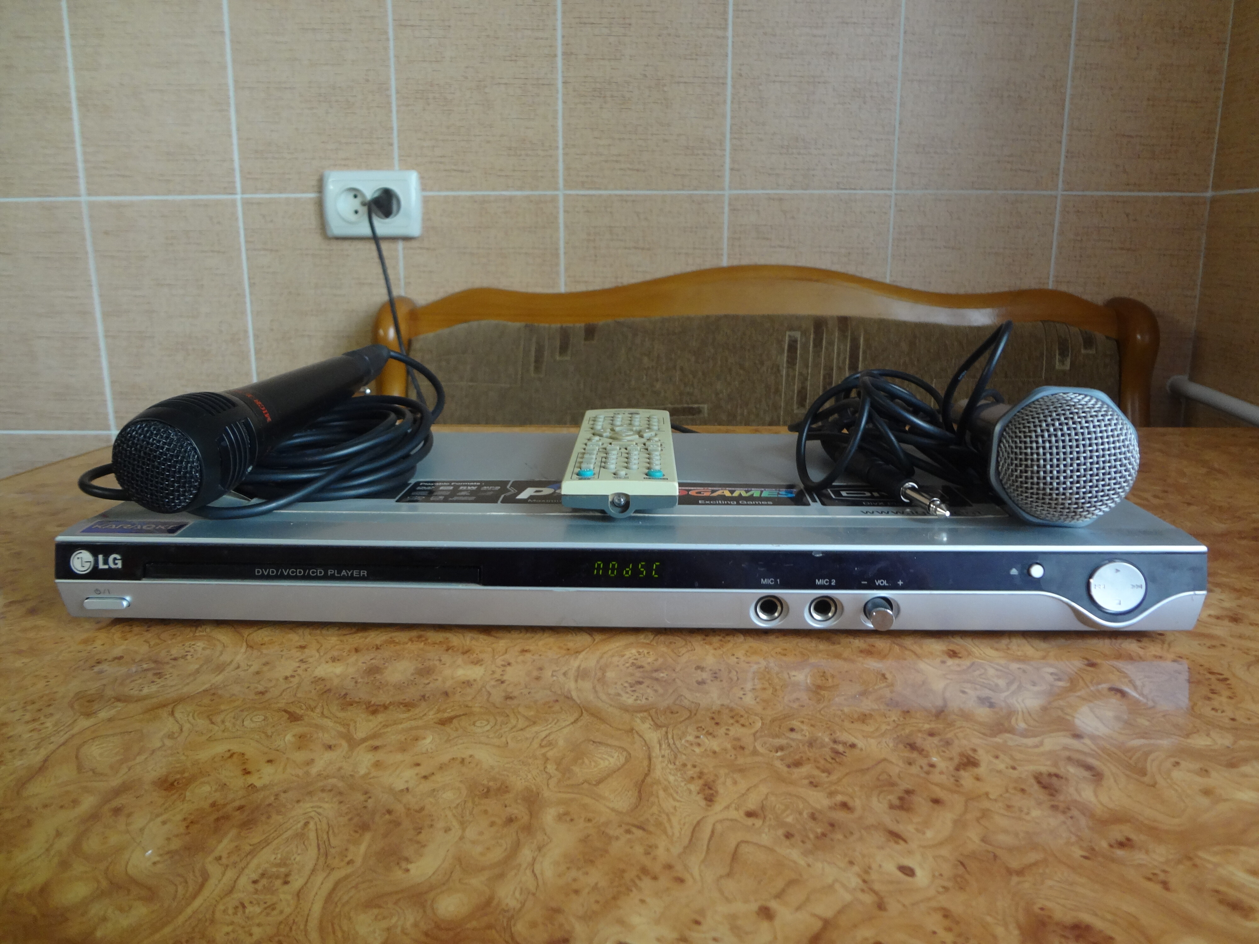 Продам DVD плеер LG модель DGK 778 с караоке в рабочем состоянии, пользовались редко. Читаемые форма