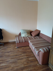 Сдам с отличным ремонтом 1 ком. квартиру пос. Юбилейный остановка близко. Есть мебель, холодильник, 