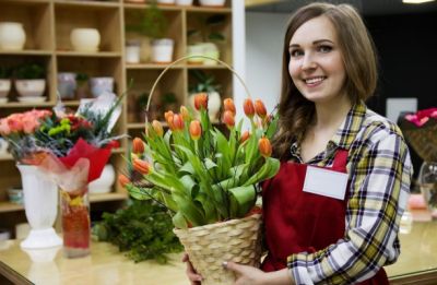 Требуется продавец в цветочный магазин: <br /> -девушка <br /> (Возможно без опыта работы) <br /> -э