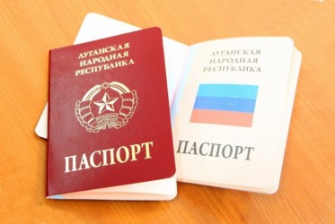 <p>Паспорта ЛНР в Луганске выдают и получают по месту прописки (регистрации) в вашем паспортном стол