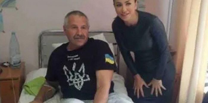 В Сети ,появилось ,фото Ани Лорак с раненым украинцем, хотя певица всячески отрицает свою ,поддержку ,Украины