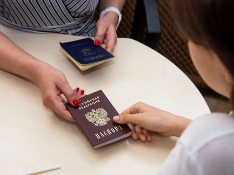 <p><b>Где можно получить паспорт РФ</b><br /> <br /> <br /> <br /> Где в Запорожской области можно п